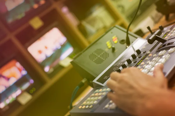 Video bir televizyon stüdyosu panelinde karıştırma