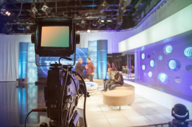 Televizyon stüdyosu ile fotoğraf makinesi ve Tv programı kaydetmeye ışıklar-