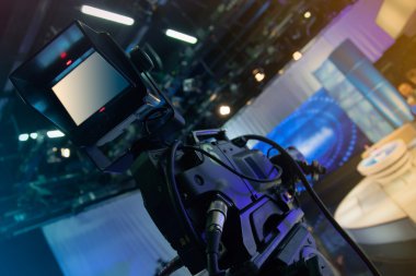Televizyon stüdyosu ile fotoğraf makinesi ve Tv programı kaydetmeye ışıklar-