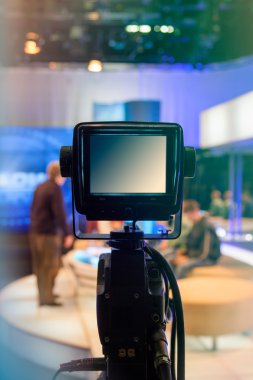 Televizyon stüdyosu ile fotoğraf makinesi ve Tv programı kaydetmeye ışıklar-