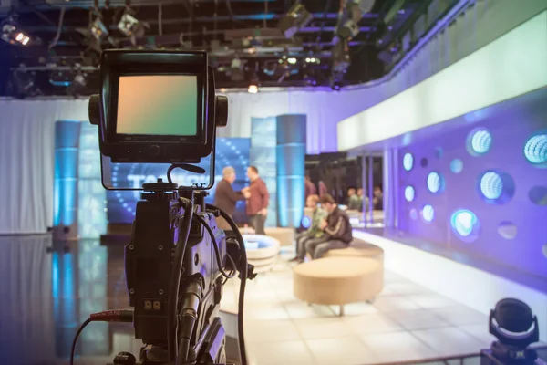 Estúdio de televisão com câmera e luzes - gravação de programa de TV — Fotografia de Stock