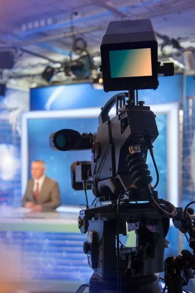 Estúdio TV NOTÍCIAS com câmera e luzes — Fotografia de Stock