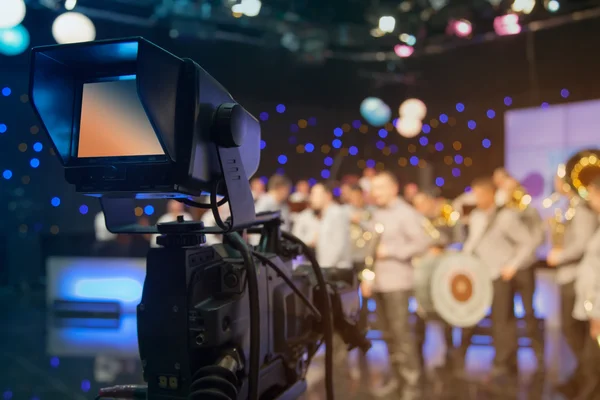 Estúdio de televisão com câmera e luzes - gravação de programa de TV — Fotografia de Stock