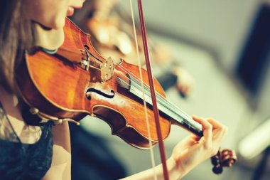 Senfoni Orkestrası sahne, eller iskambil keman