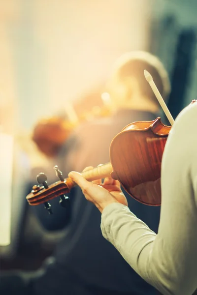 Orquestra sinfônica no palco, mãos tocando violino — Fotografia de Stock