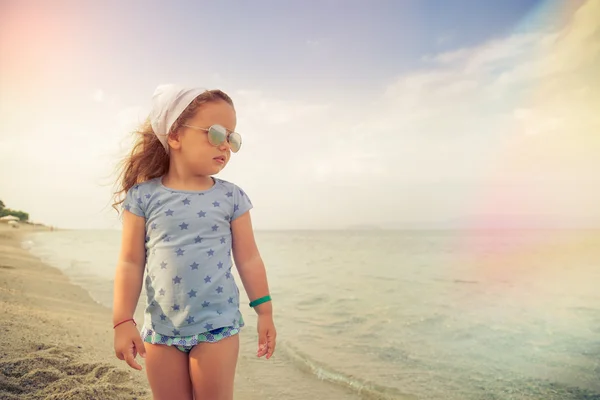 Klein meisje op zandstrand — Stockfoto