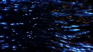 Su yüzeyi parlak ışık dalgaları ile