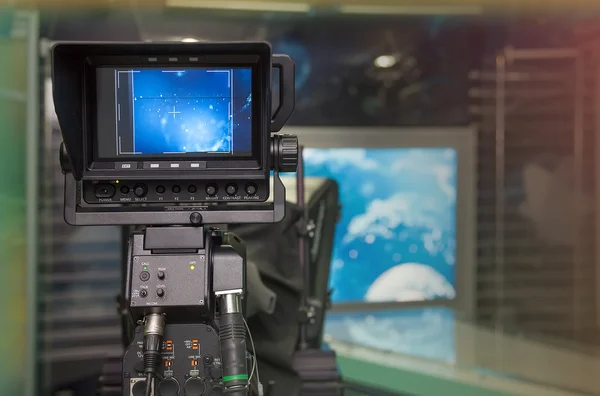 TV nieuws studio met camera en licht. — Stockfoto