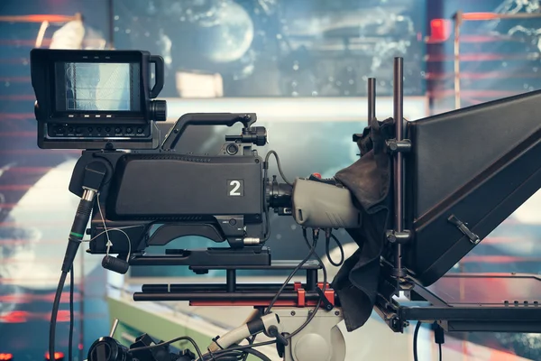 Estúdio de televisão com câmera e luzes - gravação TV NOTÍCIAS — Fotografia de Stock