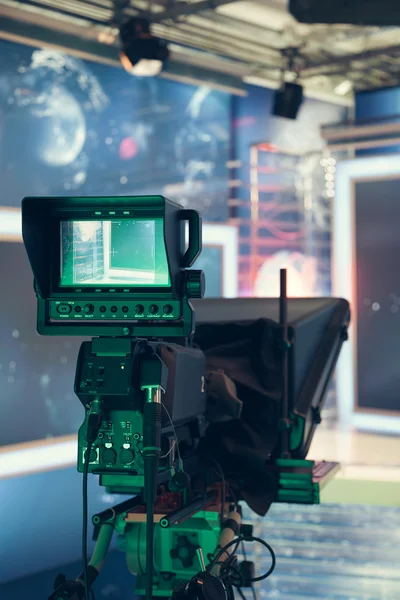 Televisiestudio met camera en licht - opname van Tv nieuws — Stockfoto