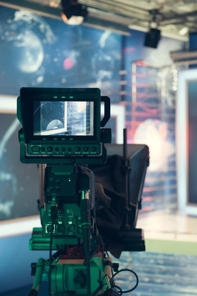 Estúdio de televisão com câmera e luzes - gravação TV NOTÍCIAS — Fotografia de Stock