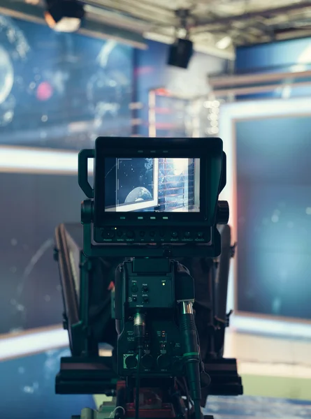 Estúdio de televisão com câmera e luzes - gravação TV NOTÍCIAS — Fotografia de Stock