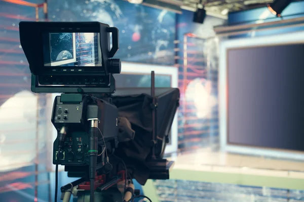 Televisiestudio met camera en licht - opname van Tv nieuws — Stockfoto