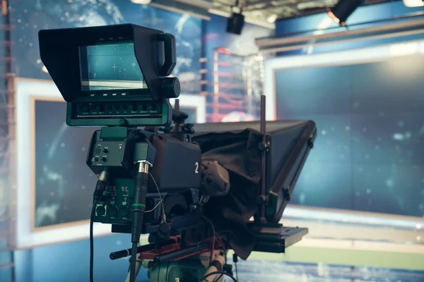 Televizní studio s kamerou a světlo - nahrávání televizního zpravodajství Stock Snímky