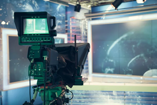 Televisiestudio met camera en licht - opname van Tv nieuws Rechtenvrije Stockfoto's