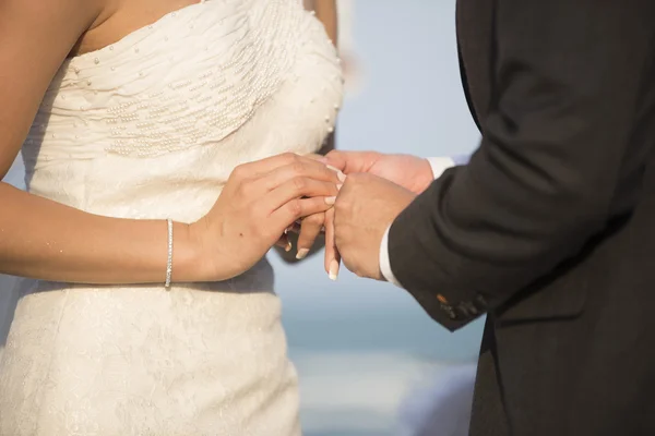 Mirele neclară Pune inelul de nuntă pe mireasă — Fotografie, imagine de stoc