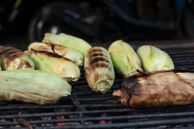 Sokak yemeklerinde ızgara mısır.