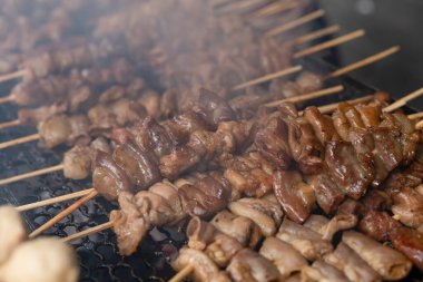 Kömür kaplumbağasında köfte ve domuz kızartması yapılıyor.