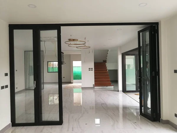 Mimari arka planda modern alüminyum cam desen