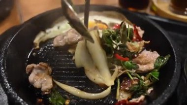 Pork Krapao Rice ile sıcak kapta taze yumurta ve soyut hareket