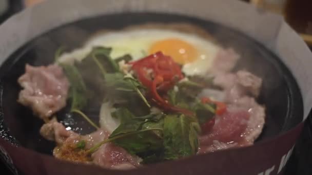 Wieprzowina Krapao Ryż Świeżymi Jajami Hot Pot Streszczenie Ruchu — Wideo stockowe