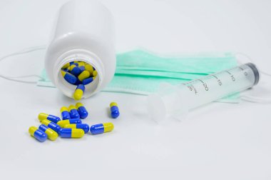 Çeşitli viral semptomları tedavi etmek için ilaç ve burun damlası.