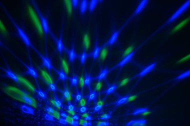 Siyah arkaplanda renkli soyut ışık çizgileri