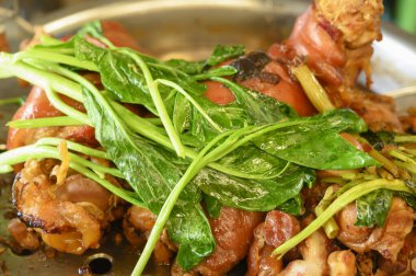 Çin baharatlı lahana ve yahnili haşlanmış domuz budu.