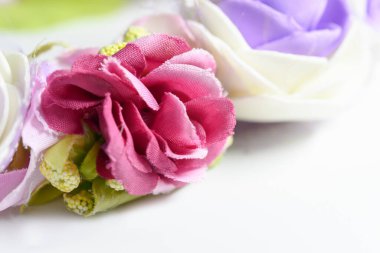 Beyaz arkaplanda güzel renkli yapay çiçekler