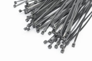 Beyaz arka planda bir sürü siyah kablo bağı var.