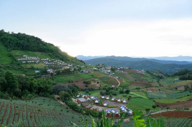 Dağın eteğindeki turizm ve konaklamanın manzarası