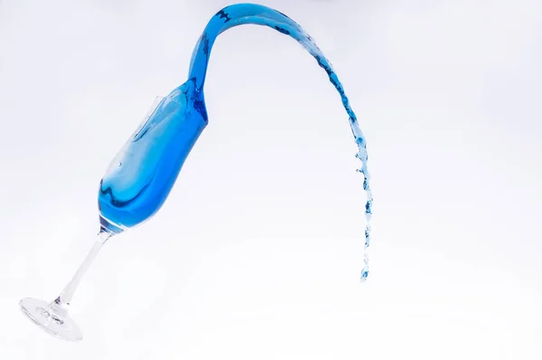 Vinglas Och Blått Vatten Stänkt Vit Bakgrund — Stockfoto