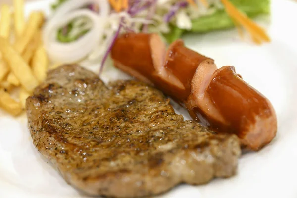 Filete Salchicha Con Cerdo Pimienta Negra Ensalada Verduras Platos Blancos —  Fotos de Stock