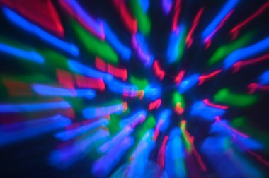 Siyah arkaplanda renkli soyut ışık çizgileri