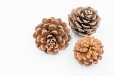 Soyut beyaz arkaplanda konik iz.