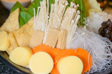 Soyut arkaplan üzerine kurulu sağlıklı sebze suki.