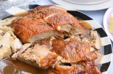 Tabakta dilimlenmiş ördek rostosu.