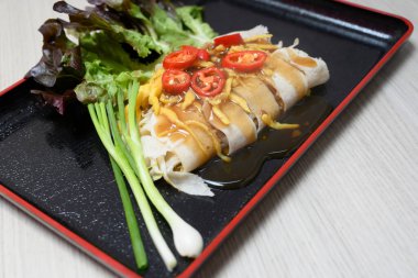 Kızarmış börek ya da Tayland böreği Siyah tepside