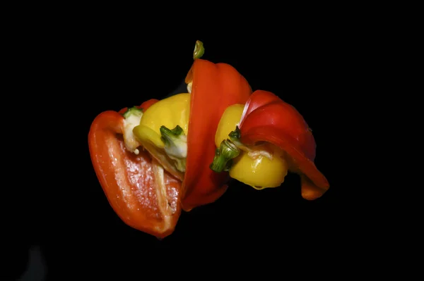 Paprika Mit Spritzwasser Vor Schwarzem Hintergrund — Stockfoto