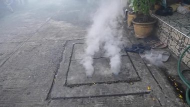 Öldürdüğü için kanalizasyon borusunun altına sivrisinek ilacı sıkıyor..
