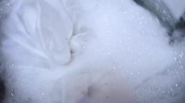 Çamaşır makinesi dönüyor..