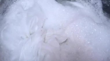 Çamaşır makinesi dönüyor..