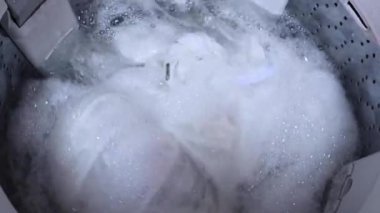 Çamaşır makinesi dönüyor..