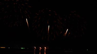 Havai fişekler ve havai fişekler siyah arka planda bulanıklaştı