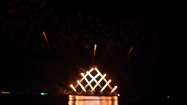 Siyah arkaplanda havai fişek gösterisi ve havai fişekler