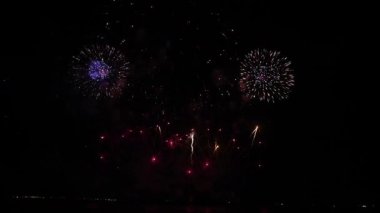Havai fişekler ve havai fişekler siyah arka planda bulanıklaştı