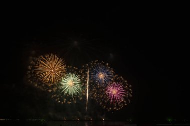 Havai fişekler ve havai fişekler fotokopi alanıyla siyah arkaplanı kutluyor