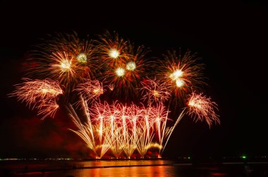 Havai fişekler ve havai fişekler fotokopi alanıyla siyah arkaplanı kutluyor