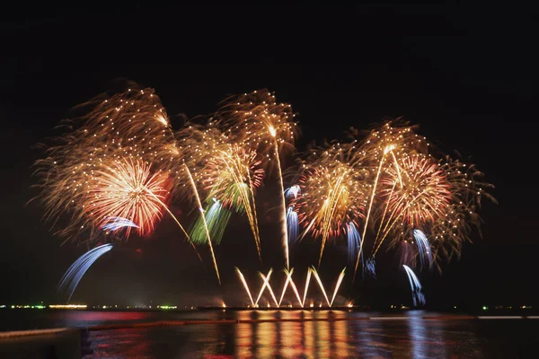 Havai fişekler ve havai fişekler fotokopi alanıyla siyah arkaplanı kutluyor