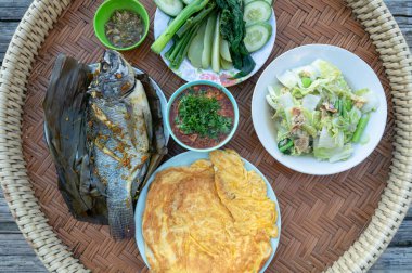 Tayland yemeği seti, acılı ızgara balık ve omlet ve taze kal.